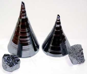Silizium Einkristall Kegel (Reinheit 99,99% Element Si 14 Silicium) aus Freiberg/Sachsen Maße: 12/7cm 349g und 9/6,5cm 210g, Stücke 50g & 42g