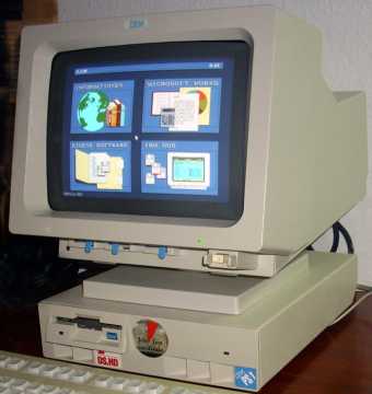 Das original IBM PS/1 (Model: 2011), basierend auf einer 10 MHz Intel 80286 CPU, 512 KB Speicher, IBM PC-DOS 4.01 im ROM-Speicher - inklusive grafischem Menü mit Microsoft Works. inkl. Floppy-Drive & CRT Monitor (IBM traf die eher ungewöhnliche Entscheidung, die Hauptplatine und weitere Elektronik im Monitor unterzubringen) 1990
