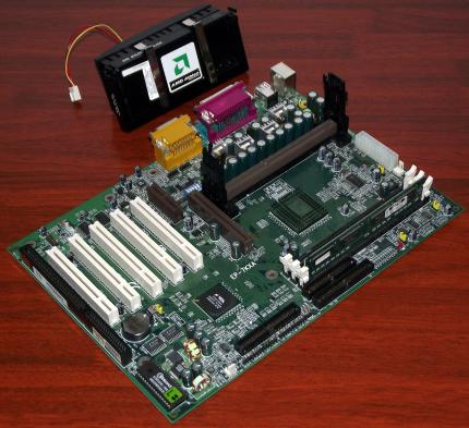 AMD K7 600MHz Slot-A CPU & EPoX EP-7KXA Mainboard mit VIA Apollo KX133 Chipsatz VT8371 & VT82C686A