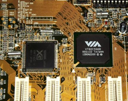 Chaintech 6VTA2-D100N Mainboard,  Pentium III 450MHz, 128MB RAM, VIA VT82C693 Apollo-Pro Plus Chipset, Yamaha XG YMF740 Soundchip, AwardBios 1999