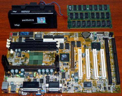 MSI MS6151 Ver. 1.0 Mainboard, ATI Rage Pro Turbo AGP 3D on-Board Grafik, Creative ES1371 on-Board Sound, Intel Pentium II 400MHz CPU sSpec: SL2U6, Cooler Master Lüfter, 448MB SDRAM (64MB, 128MB & 256MB), Award Bios 1998